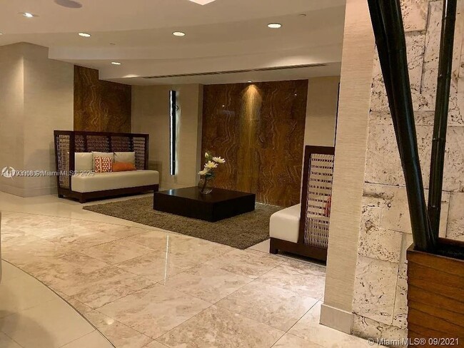 Building Photo - 2555 Collins Ave
