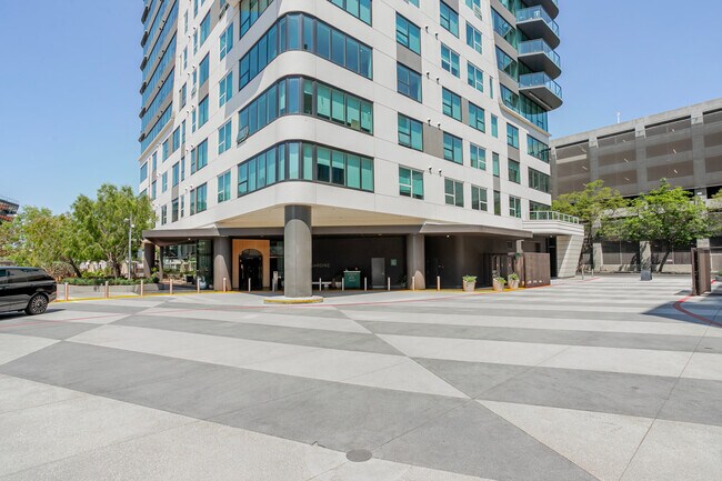 Building Photo - 6390 De Longpre Ave