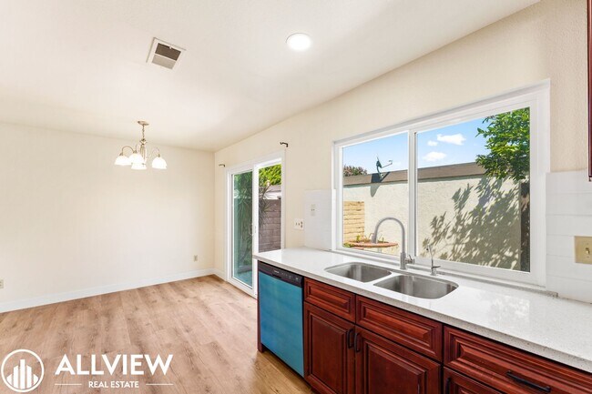 Building Photo - Charming 3-Bedroom, 1.5-Bath Townhouse in ...