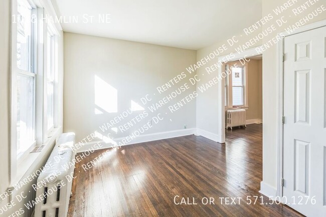 Building Photo - Newly renovated 3bd/1.5bth end unit TH Nes...