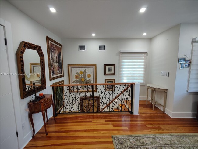 Building Photo - 1823 S Bayshore Ln