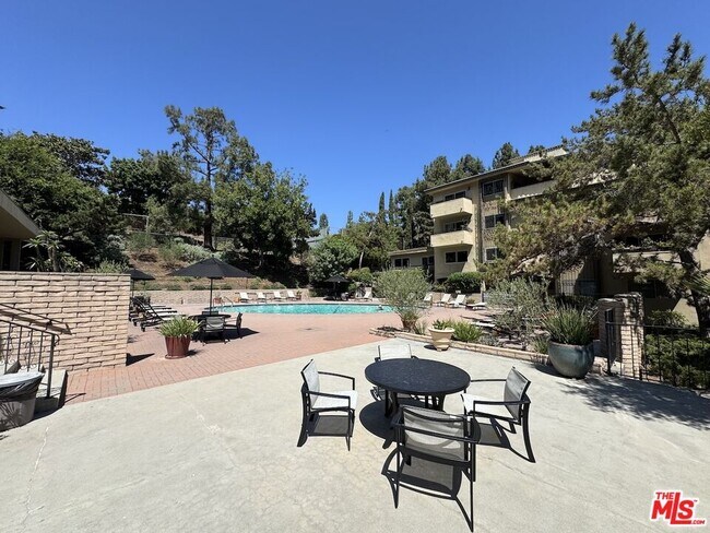 Building Photo - 6700 Hillpark Dr