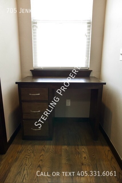 Building Photo - 705 S Jenkins Ave