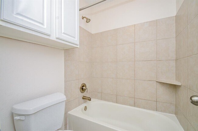 Building Photo - 7015 Baitland Dr