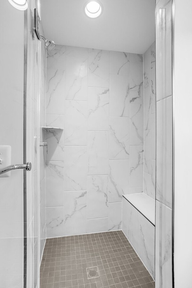 Building Photo - Spacious 4-level Home| 3 bedrooms + Garage parking!