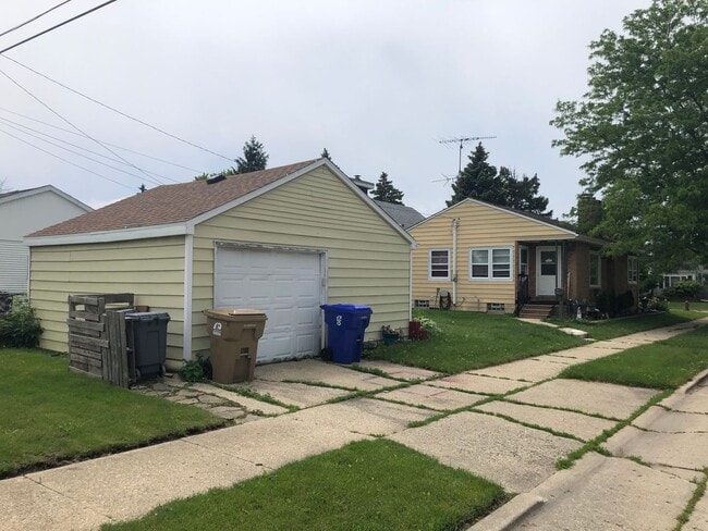 Building Photo - Charming 3-Bedroom Home Near Kenosha Dream Park