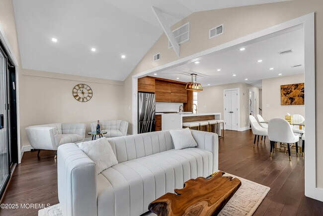 Building Photo - 320 Silver Lagoon Dr