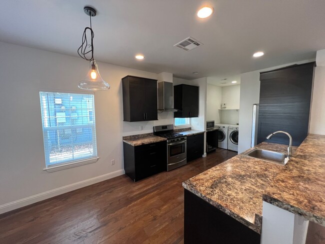Building Photo - 3 Bed / 2 Bath | North Oak Park Home Avail...