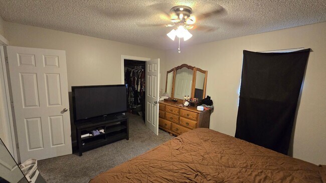 Building Photo - 2 Bed, 1.5 Bath Townhome with Garage Near McKee Medical Center