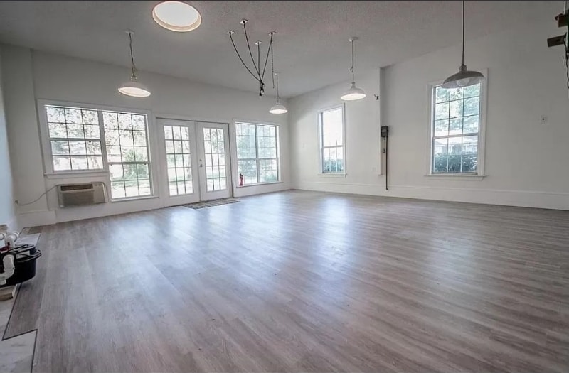 Building Photo - 2 Lake Laurie Dr