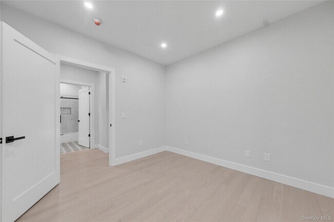 Building Photo - 10 Market St