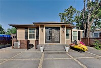 Building Photo - Modern Luxury home in a popular pocket of ...