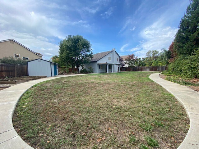 Building Photo - Beautiful and spacious 3-bedroom, 2.5-bathroom home with loft/den in E