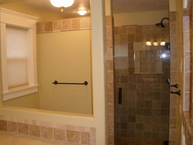 Building Photo - Stunning 4 bed, 3.75 bath Hamilton Home.