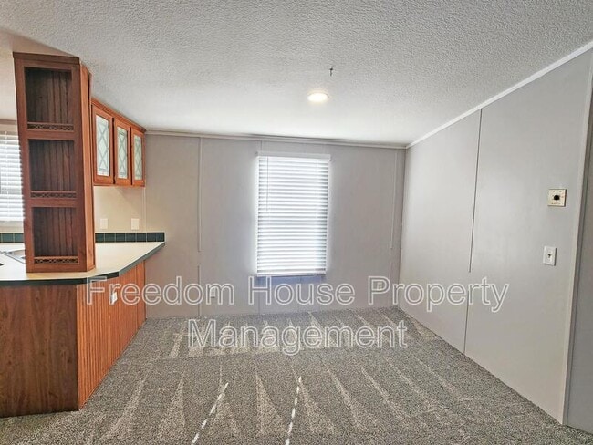 Building Photo - 320 W Comstock Cir S
