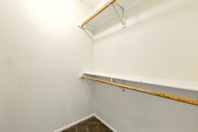 Building Photo - Tri-Level 3 Bedroom 2 Bath Large Backyard ...