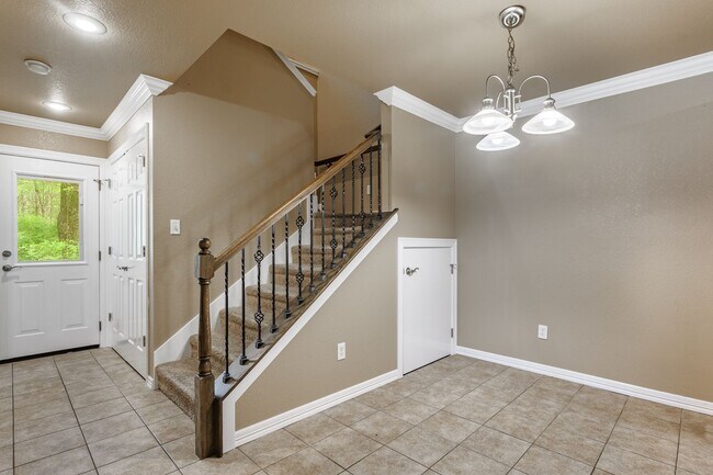 Building Photo - Great duplex in a great location