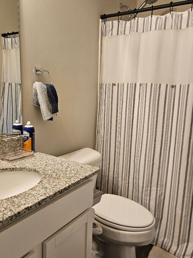 Building Photo - 3 Bedroom, 2.5 Bath two story home in High...