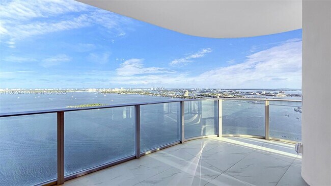 Primary Photo - 700 NE 24th St