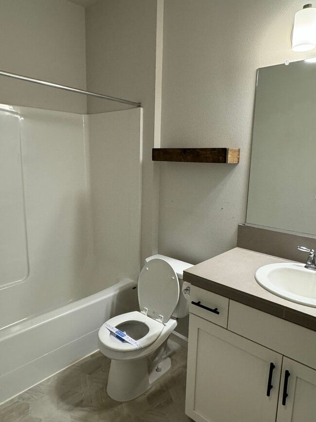 Building Photo - Charming 3-Bedroom Home