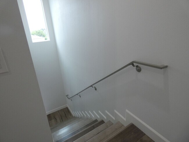 Building Photo - 1626 S La Brea Ave