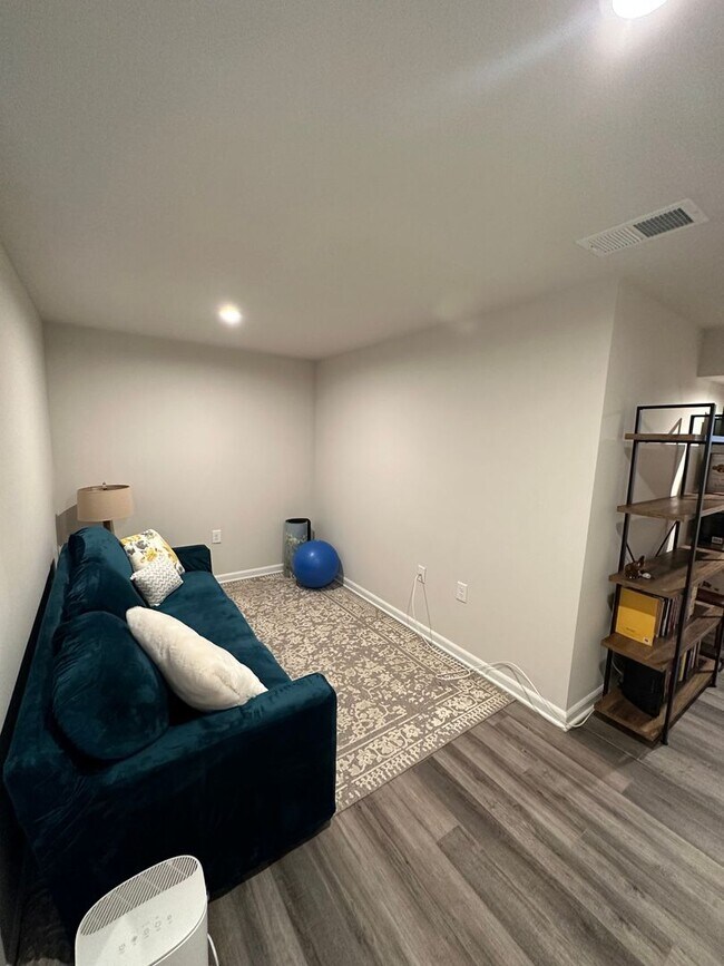 Building Photo - FULLY FURNISHED like-new Townhouse w/ Garage