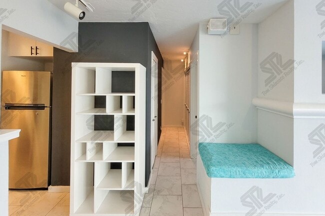 Building Photo - 1BR / 1Bath / 1Pkg Condo Rental at Hale Luana!