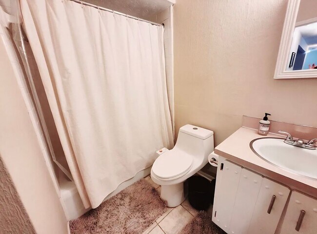 Building Photo - North Columbus 3 Bedrooms 2 Bath Garage