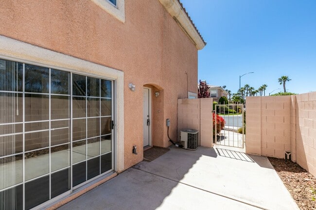 Building Photo - 3 Bedroom Townhouse with attached garage i...