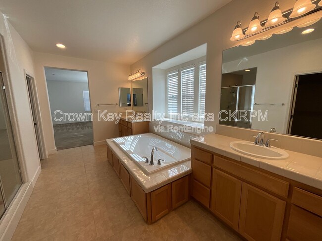 Building Photo - 546 W Campania Way