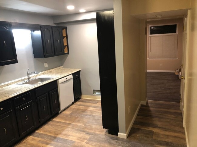 Building Photo - Brentwood 3 bedroom Duplex