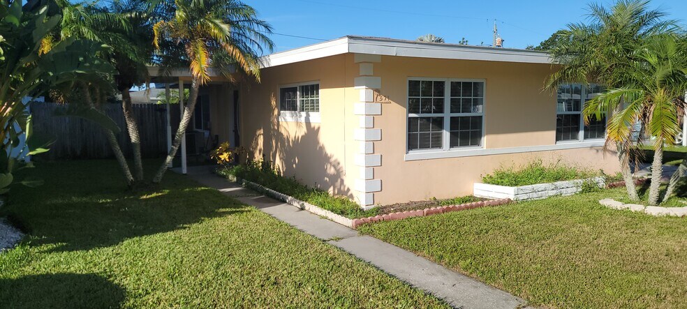 Building Photo - 571 Trade Winds Dr