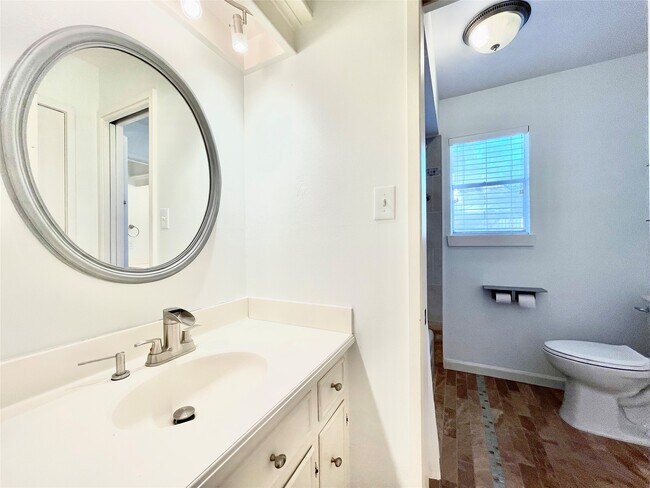 Building Photo - 707 Center Hill Dr