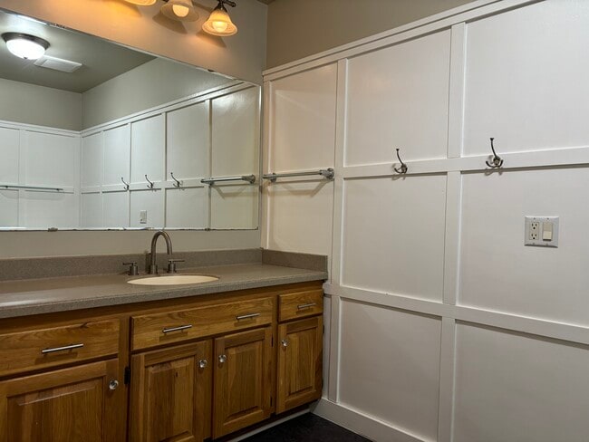 Building Photo - 2421 White Oak Trail