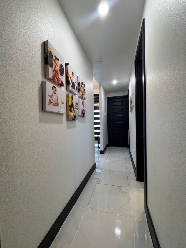 Building Photo - 421 Placido Dr