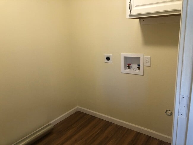 Building Photo - Beautiful 3 bed 2 bath in Springfield with...