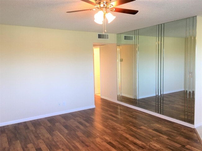 Building Photo - 551 SW 135th Ave