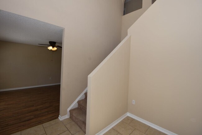 Building Photo - 27 Riverdale Ln