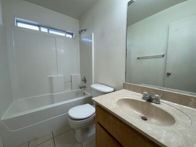 Building Photo - 805 Leifester Cir