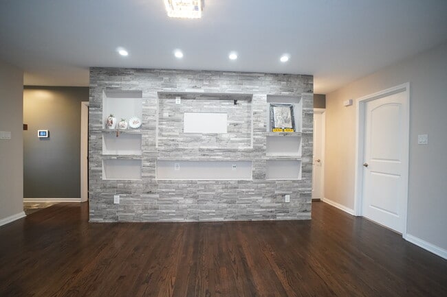 Building Photo - 6092 Cleveland St