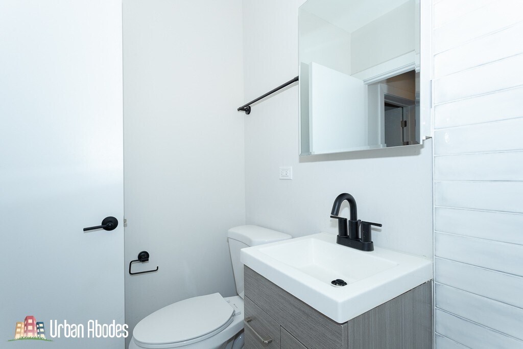 Building Photo - 651 W Wrightwood Ave