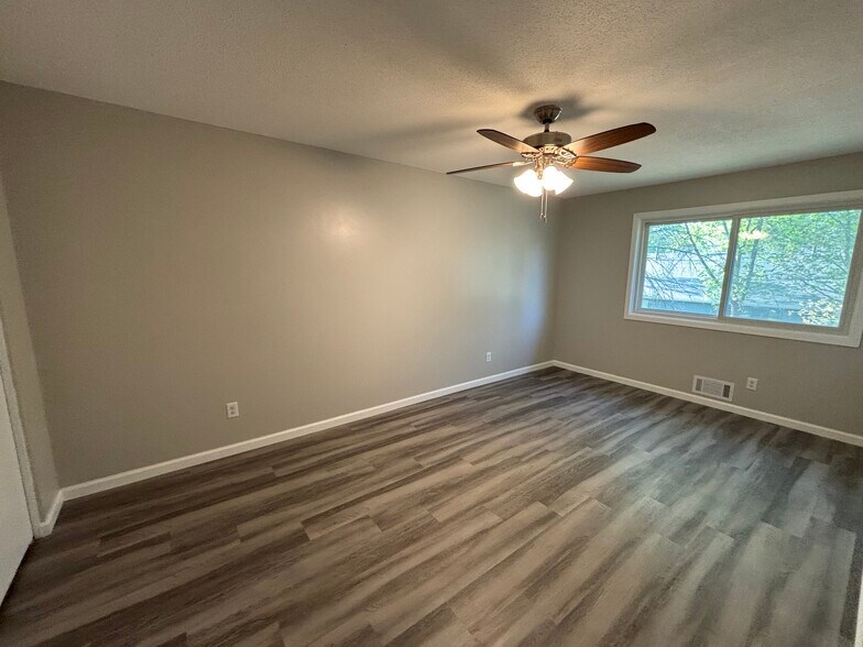 Building Photo - 9431 Ranchview Ln N