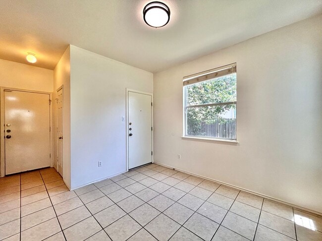 Building Photo - Nice 3BR/2.5BA Two-Story Home with 3-Car G...