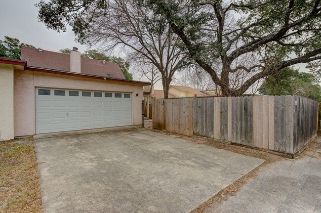 Building Photo - Charming Home with Vaulted Ceilings & Loft Near 281 & Bitters