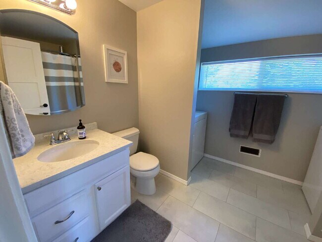 Building Photo - Quiet 3-Bed, 1.5-Bath Home with Large Encl...