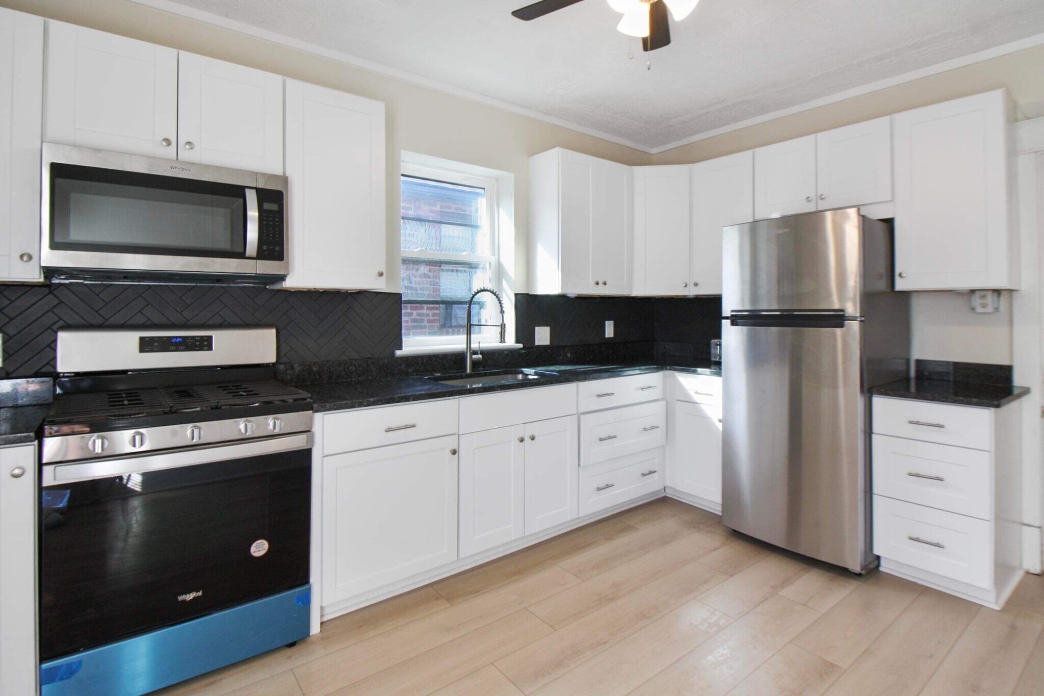 Building Photo - 7104 Tulane Ave