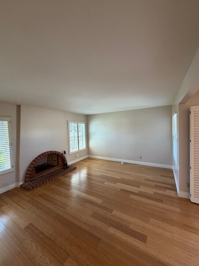 Building Photo - Beautiful 3 Bedroom Home in Avocado Heights