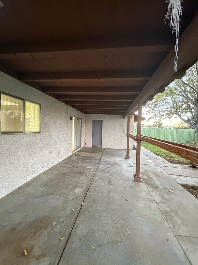 Building Photo - 14606 Riverside St