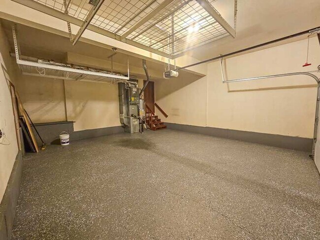 Building Photo - Spaceous newly remodeled 5 bedroom 3 bath ...