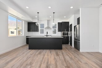 Building Photo - 567 W 620 N